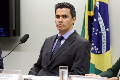 Deputado do Podemos contrário ao impeachment de Bolsonaro culpa gestores locais