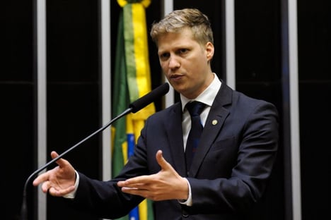 Deputado do Novo rebate Eduardo: “O problema é só ouvir quem bajula”