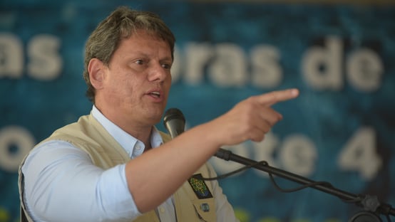 “Paralisação fecha portas”, diz Tarcísio a caminhoneiro; ouça áudio