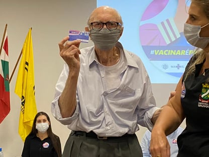 Walter Orthmann, de 98 anos, é o primeiro vacinado em Brusque