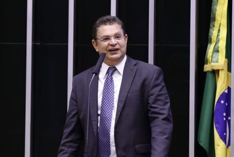 Deputado que pediu revisão do ECA ao festejar medalha de Rayssa diz ter sido mal interpretado