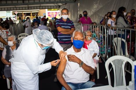 Após vacina, internações de maiores de 90 anos caem 20%
