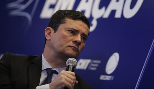 Moro com os bancos