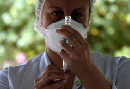 Governo diz ter vacinado idosos acima de 90 anos e 78% dos profissionais de saúde