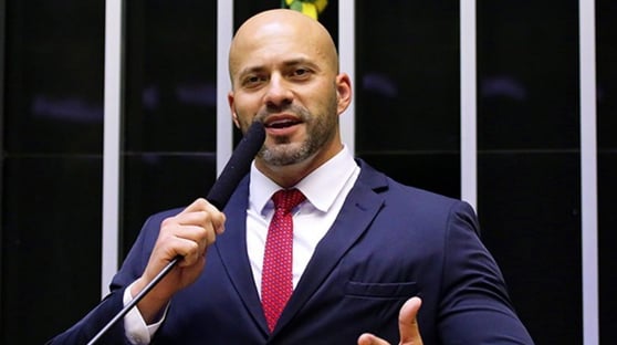 Daniel Silveira passa a noite na Câmara para não colocar tornozeleira eletrônica