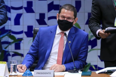 Marcelo Ramos critica governo por foto de homem armado em alusão ao Dia do Agricultor