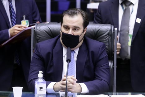 Maia rebate acusação de Guedes: “Besteirol, como sempre”