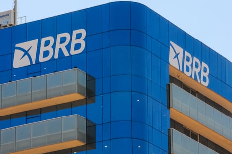 Deputados cobram explicações de banco que financiou mansão de Flávio