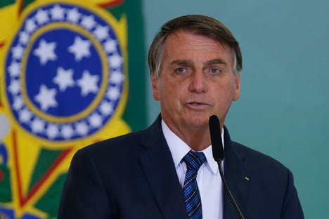 Bolsonaro diz a apoiadores que joga dentro da Constituição