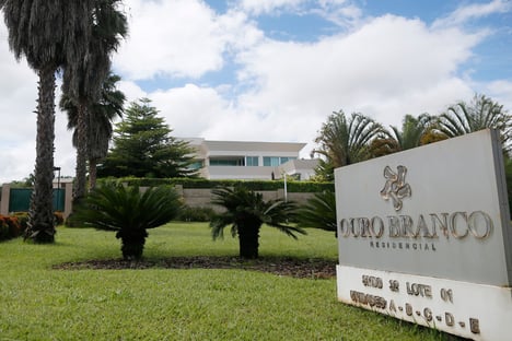 Exclusivo: Flávio Bolsonaro só pagou 1,09 milhão e fez transferências fracionadas para compra de mansão