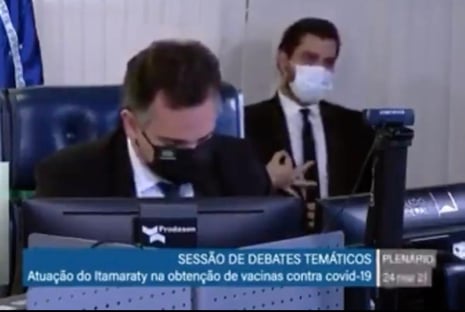 Filipe Martins faz gesto supremacista em audiência e provoca ira de senadores