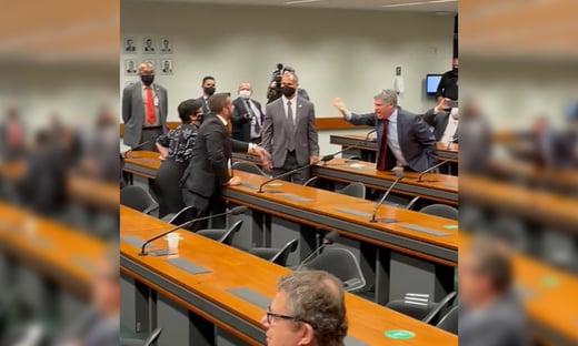 “Eu só ri e tomei um cafezinho”, diz deputado, reprovando a troca de insultos na Câmara