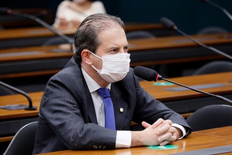 PSDB votará para derrubar veto de Bolsonaro sobre absorventes