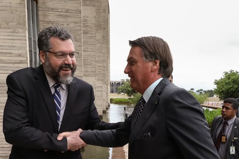Documentos mostram que governo reduziu à metade doses adquiridas do consórcio Covax