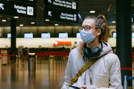 Anvisa diz abordar passageiros em aeroportos de forma amostral e cobra portaria do governo