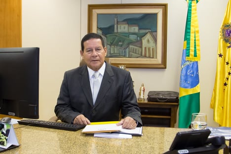 Feliz com a melhora do nosso presidente, diz Mourão