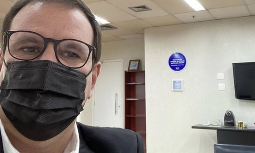 Curado da Covid, Paes volta ao trabalho presencial