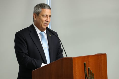 Braga Netto diz que pandemia coloca à prova “maturidade, independência e harmonia das instituições democráticas”