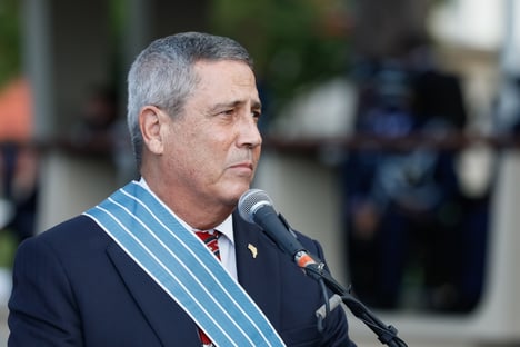 “O Braga Netto não está ali como militar: não deveria usar farda nem ser chamado de general”