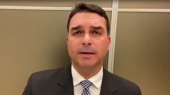Bolsonaro chegou a ser intubado por precaução, diz Flávio