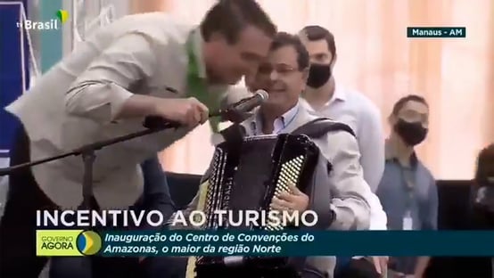 Bolsonaro fica maravilhado com performance de ministro sanfoneiro