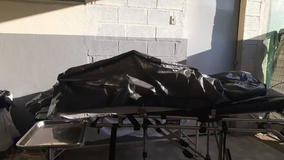 Corpo de vítima da Covid fica exposto em porta de UPA de Belo Horizonte