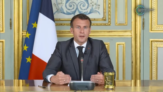 Macron diz que pretende “irritar” não vacinados; oposição reage