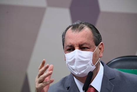 “Pitaqueiro, charlatão, isso não”, diz Aziz a Terra