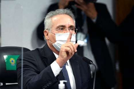 Renan Calheiros: “Bolsonaro pilota a procissão da pandemia”