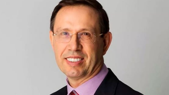 Aziz veta depoimento virtual de Carlos Wizard e fala em apreender passaporte do empresário