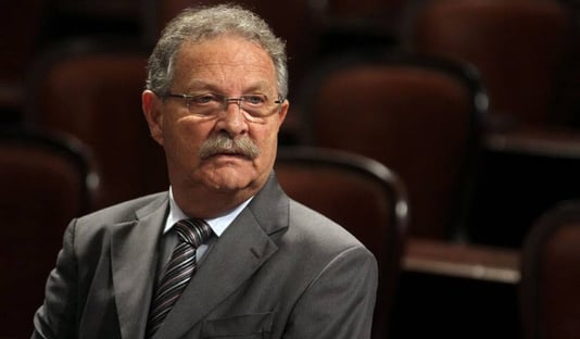 Pai de Jairinho toma posse na Alerj quase 3 anos após ser preso
