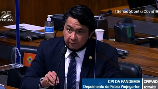 Senador que assumiu vaga de Major Olimpio fala sem máscara em CPI