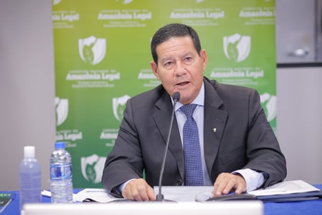 Apesar de internação de Bolsonaro, Mourão viaja à África