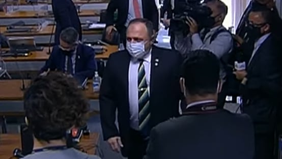 “Eu não fugi”, diz Eduardo Pazuello