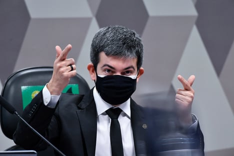 Randolfe para Marcos do Val: “Me respeite, você e as suas milícias”. Depois, senador se desculpou