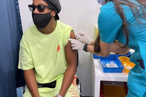 Ronaldinho Gaúcho se vacina contra a Covid em Dubai