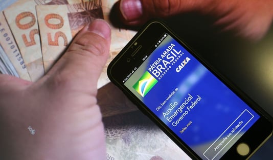 Câmara aprova projeto que autoriza governo a usar reforma do IR para bancar “Auxílio Brasil”