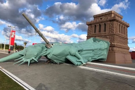 Estátua da Havan é derrubada após passagem de ciclone no Rio Grande do Sul