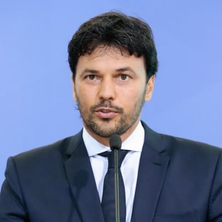 Associação dos Correios chama Fábio Faria de “ministro falastrão”