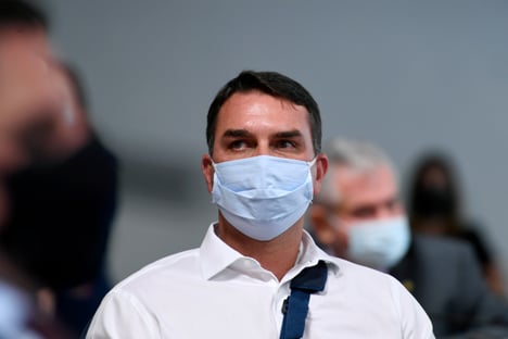 Senador chama Flávio Bolsonaro de intérprete do Pazuello
