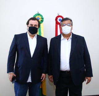 Maia e Dino se aproximam