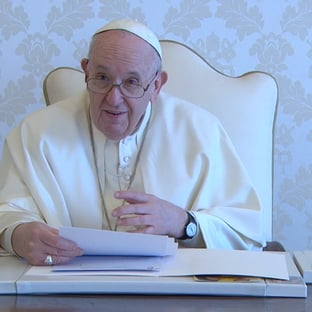 Papa celebra Angelus da varanda do hospital