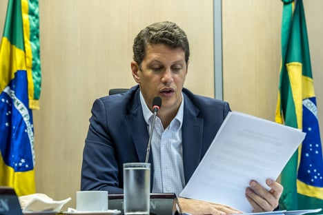 PF pede ao STF para assumir investigação sobre madeireiras defendidas por Salles