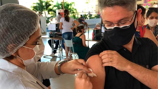 Alessandro Vieira é vacinado contra a Covid