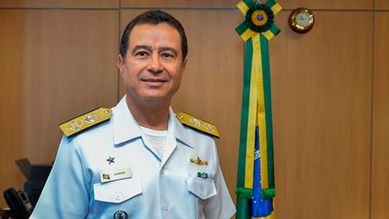 Comandante da Marinha compartilha entrevista com novos alertas às instituições