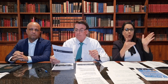 Bolsonaro chama Barroso de “ditador” por decisão contra desapropriações