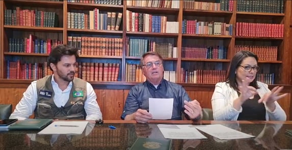 Bolsonaro diz que pediu para menina tirar máscara porque ninguém a escutava