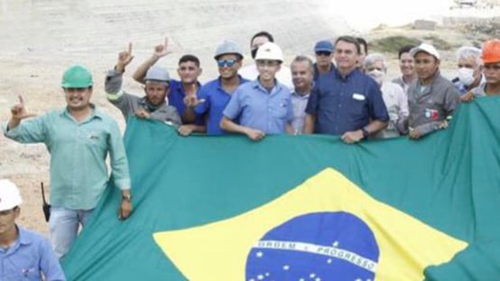 Operários posam com gesto pró-Lula em foto com Bolsonaro