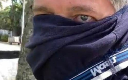 Ator que usou cueca como máscara é internado com Covid, diz jornal