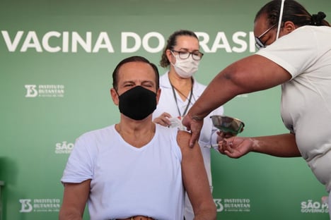 Doria toma segunda dose da Coronavac